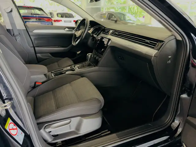 Volkswagen Passat view 14