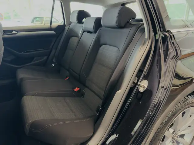 Volkswagen Passat view 11