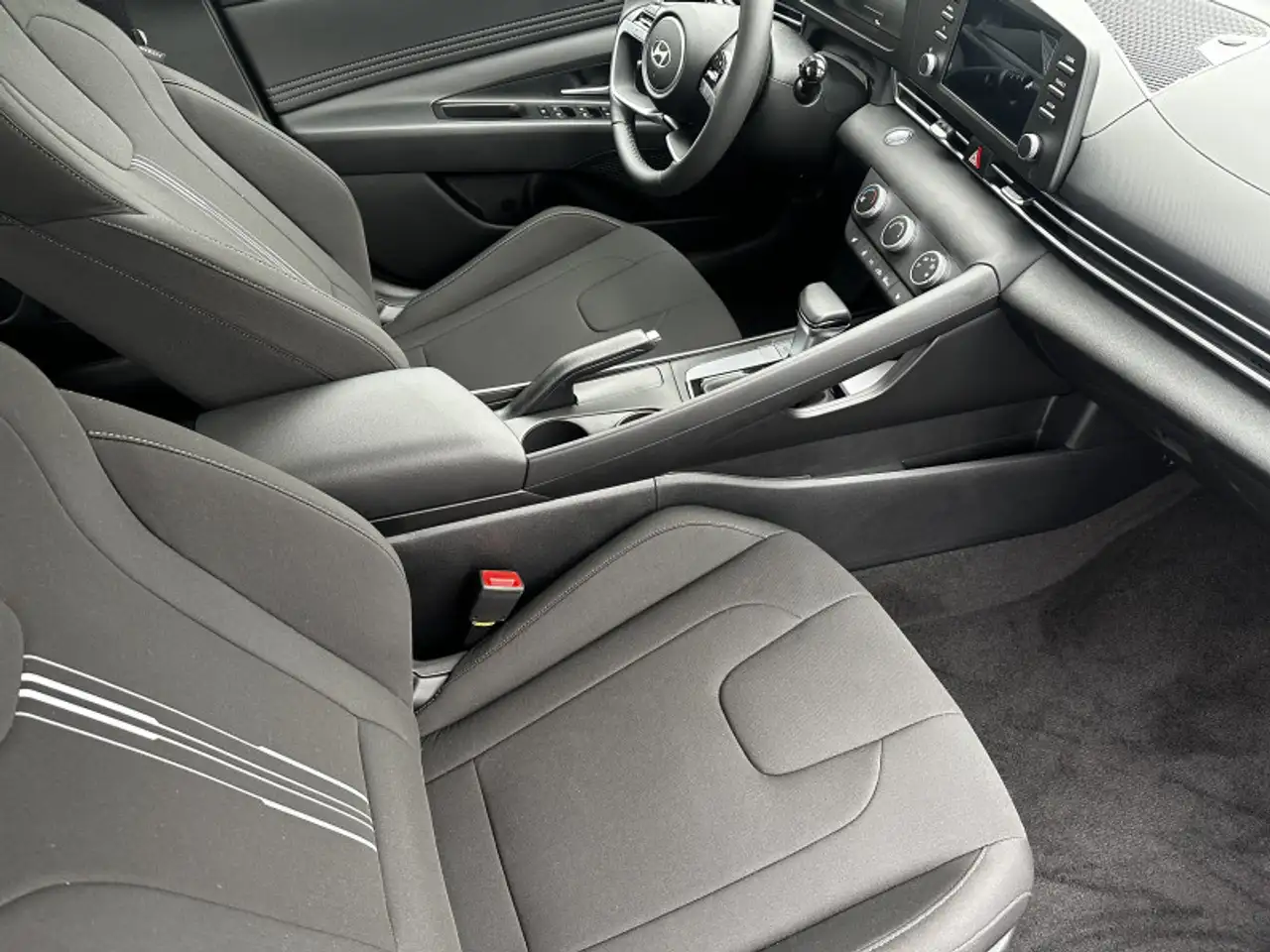 Hyundai ELANTRA снимка Hyundai ELANTRA