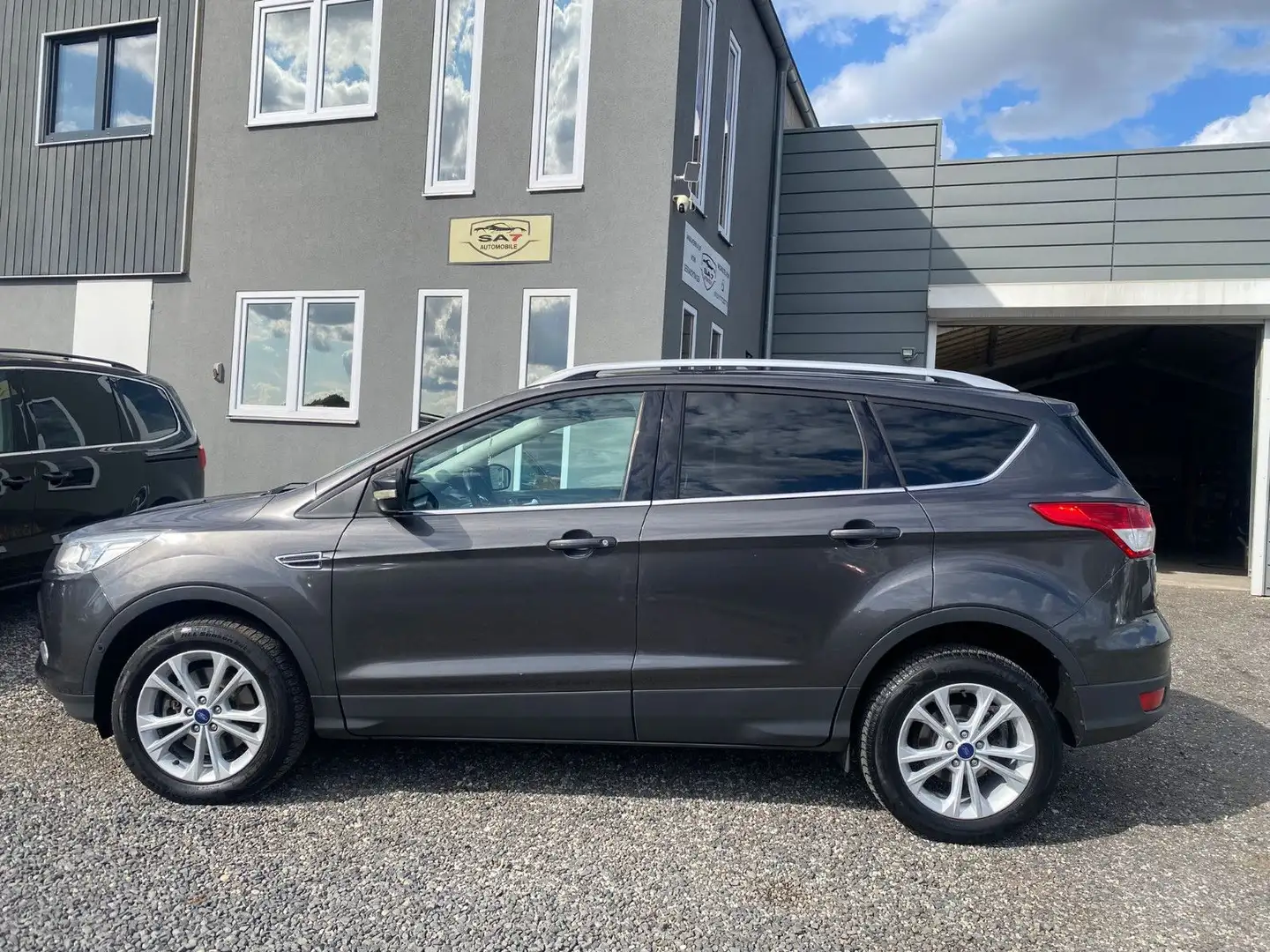 Ford Kuga Titanium*2.HD*TüvNeu*AHK*Klimaaut.*SHZ* Grau - 1