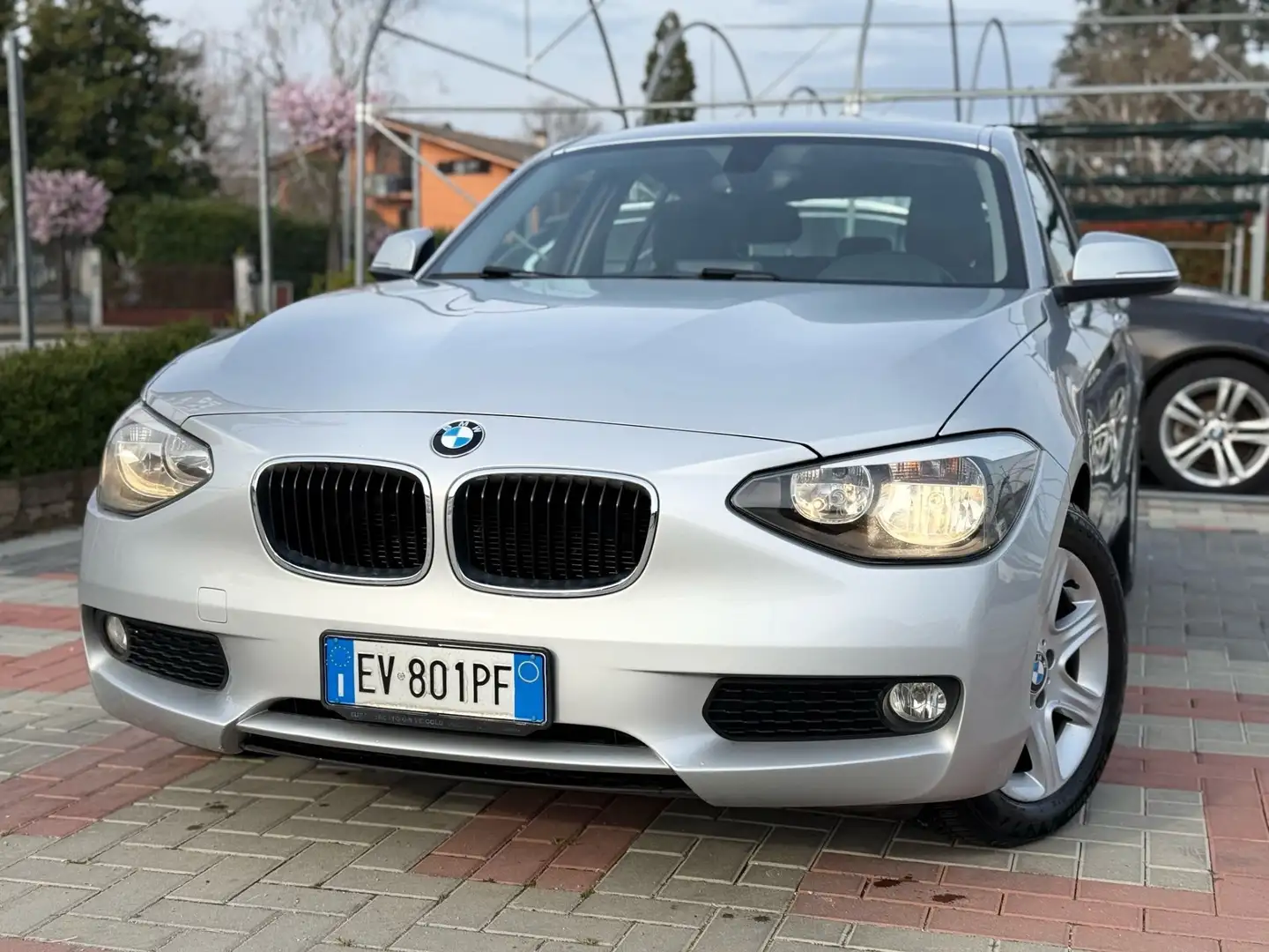 BMW 118 118d 5p. Unique Stříbrná - 1