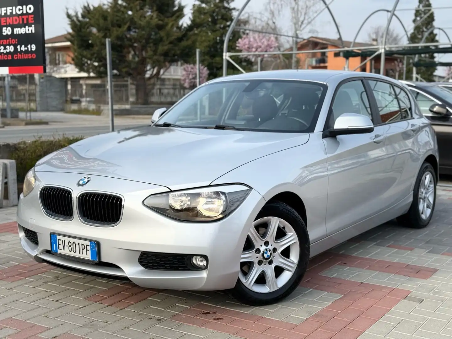 BMW 118 118d 5p. Unique Stříbrná - 2