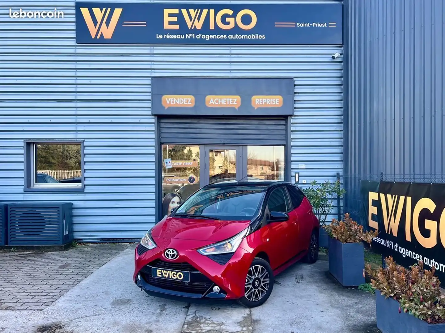 Toyota Aygo 1.0 vvti 72ch x-clusiv boite automatique 1ère main caméra carplay Rouge - 1