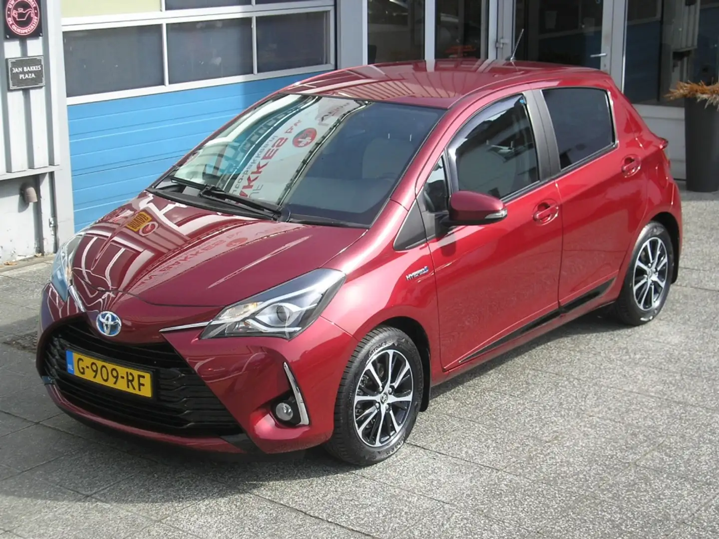 Toyota Yaris 1.5 Hybride Dynamic 46.000 km Rood - 2