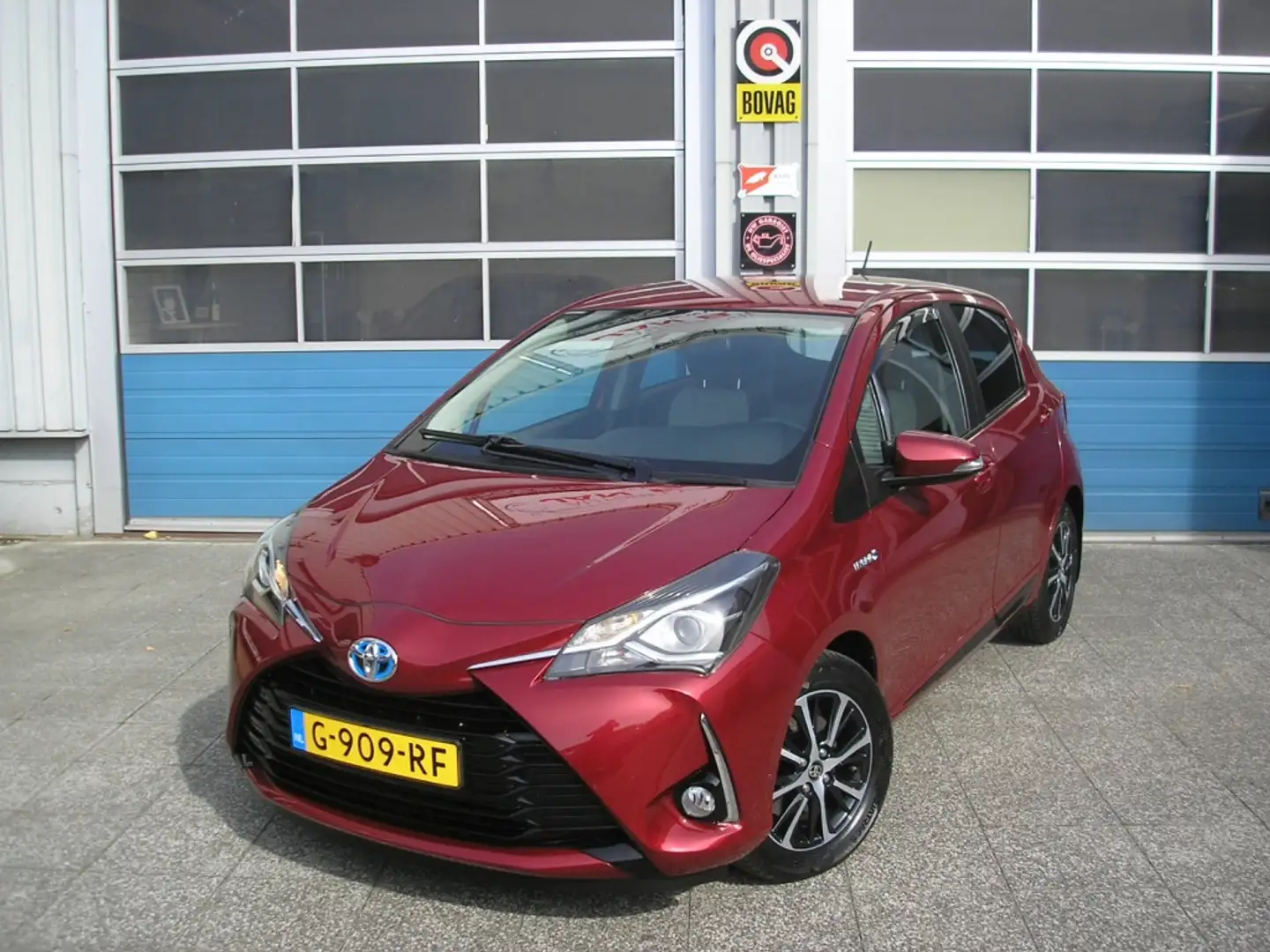 Toyota Yaris 1.5 Hybride Dynamic 46.000 km Rouge - 2