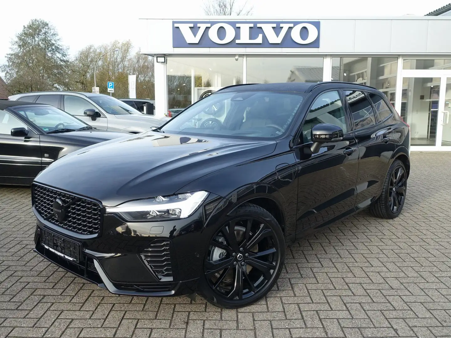 Volvo XC60 Black Edition Ultra T8 AWD/Massage/B&W/AHK Schwarz - 1