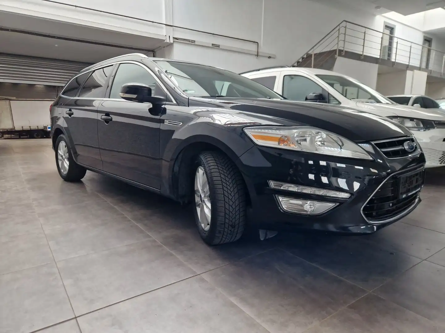 Ford Mondeo 1,6 Business Klimaautomatik Navi PDC Alu Zwart - 2