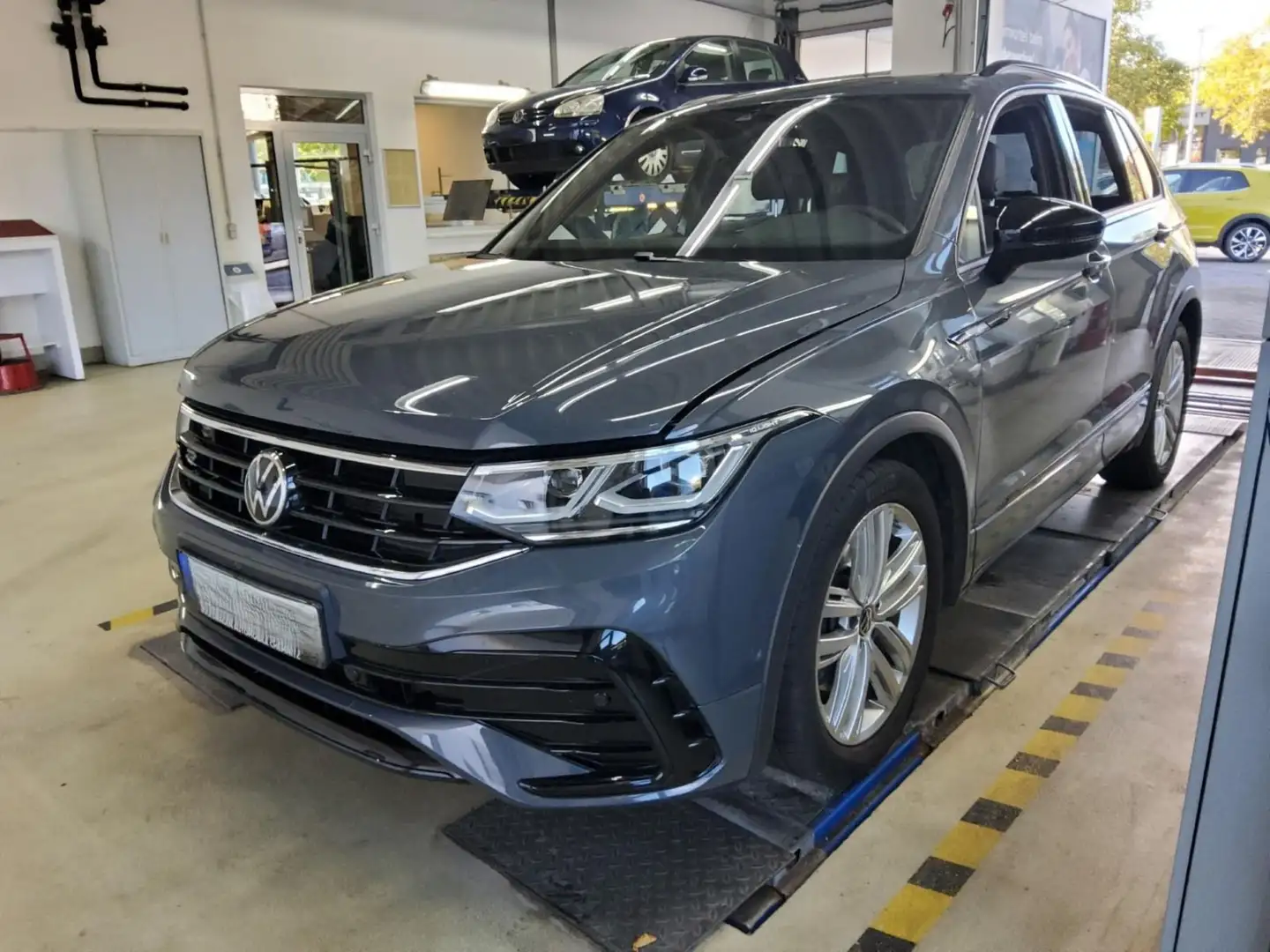 Volkswagen Tiguan 2.0 TDI R-Line 4Motion AHK Harman Kardon Grau - 2