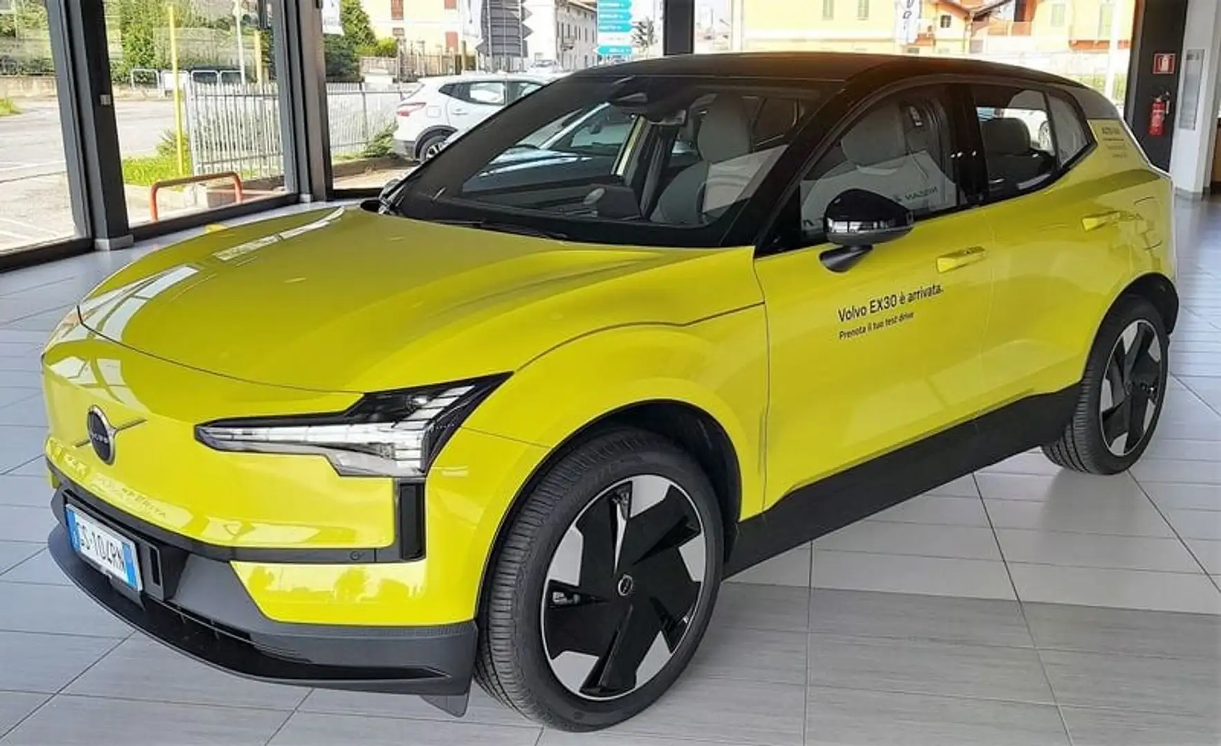 Volvo EX30 Single Motor Extended Range RWD Plus Giallo - 1