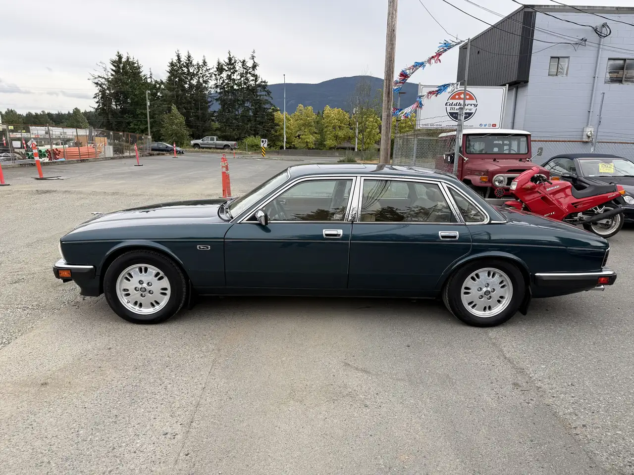 Jaguar XJ снимка Jaguar XJ