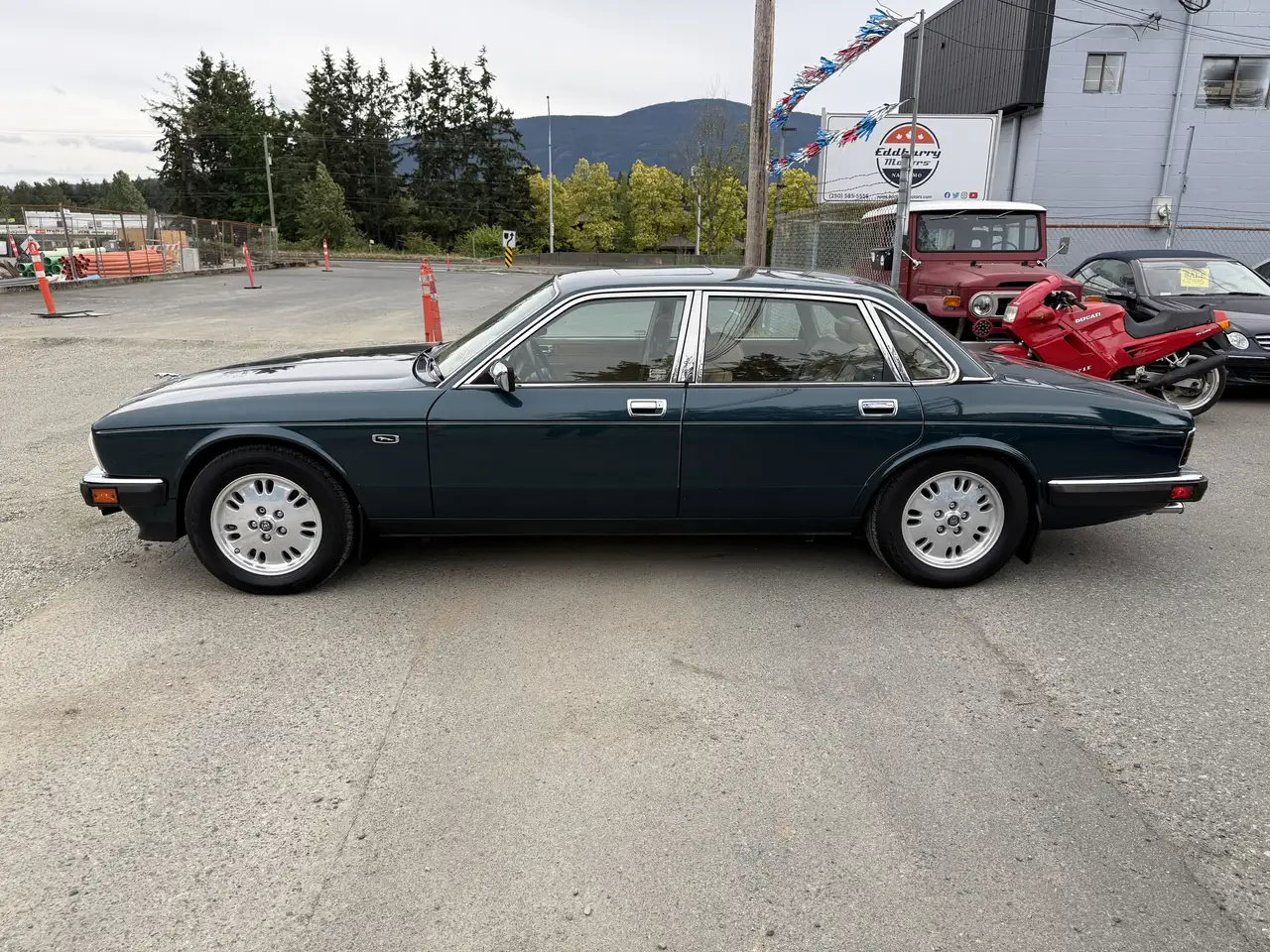 Jaguar XJ снимка Jaguar XJ