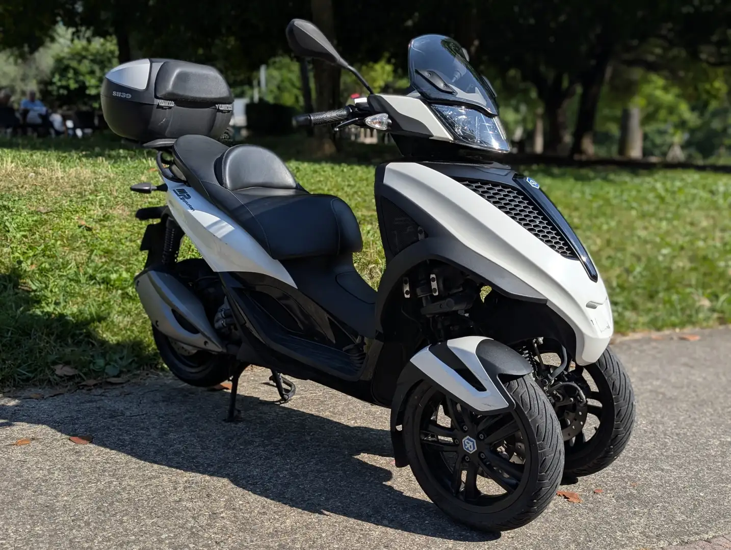 Piaggio MP3 300 Wit - 1