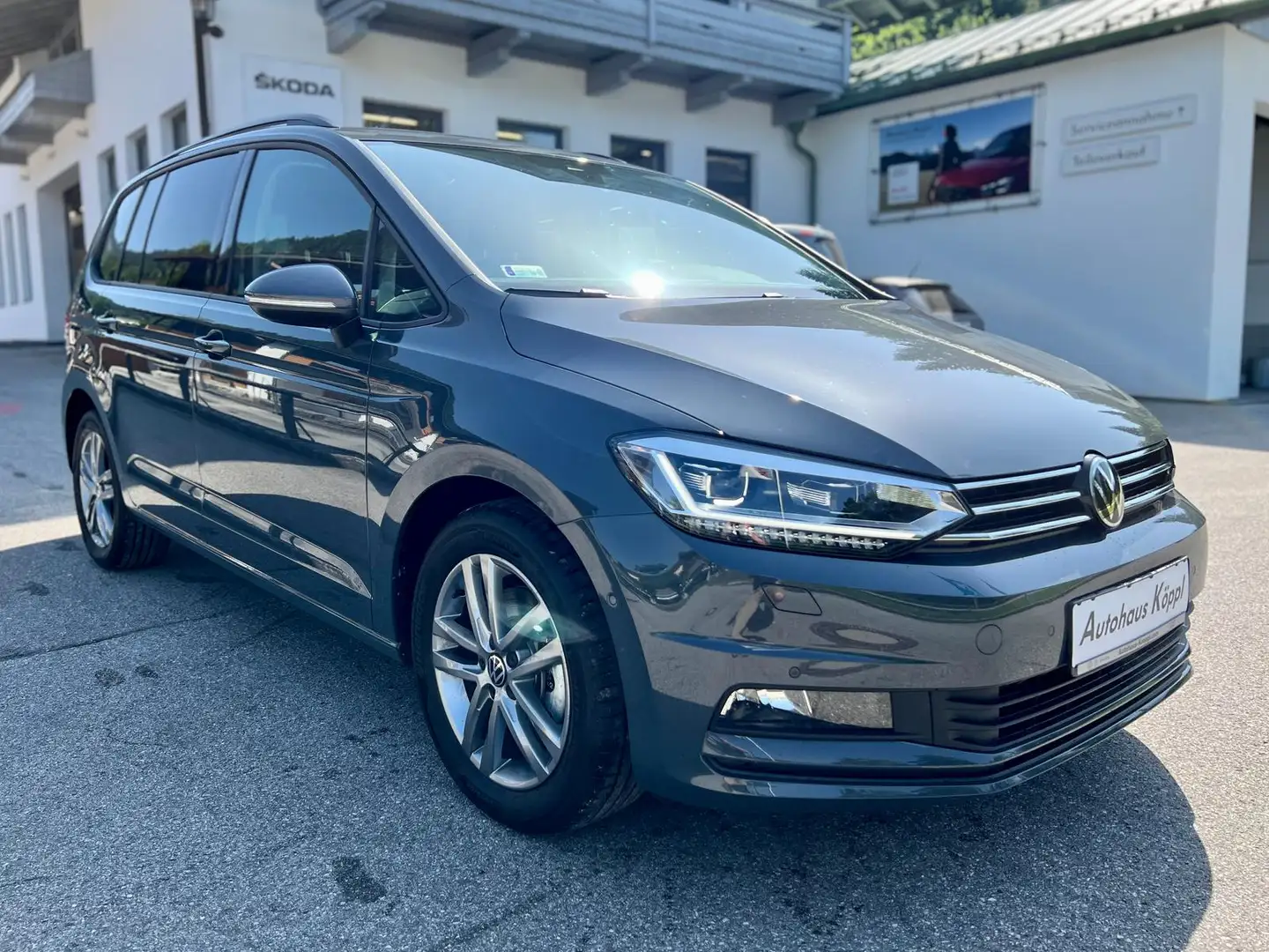 Volkswagen Touran 1.5 TSI DSG Comfortline AHK SH RFK Navi Grijs - 2