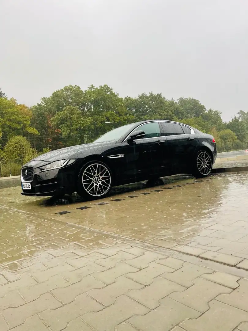 Jaguar XE 25t Portfolio Schwarz - 1