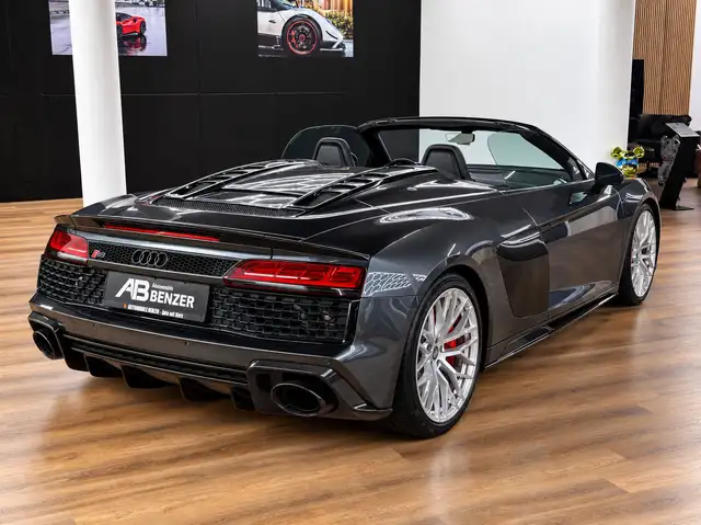 Audi R8 view 11