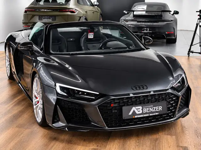 Audi R8 view 5
