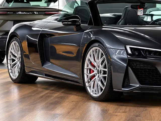 Audi R8 view 3