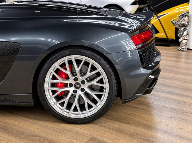 Audi R8 view 14