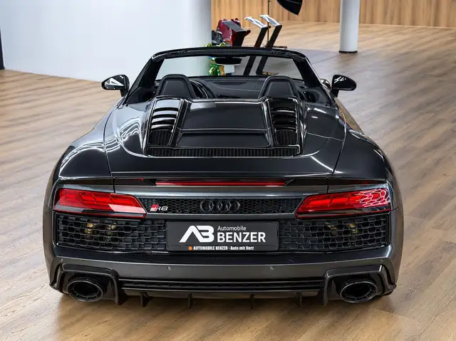 Audi R8 view 12