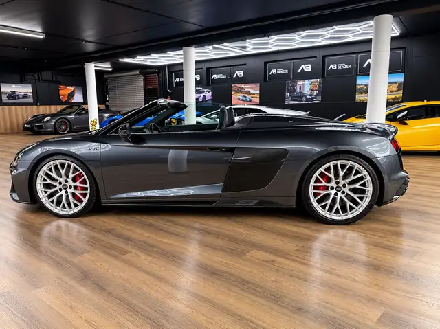 Audi R8 view 13