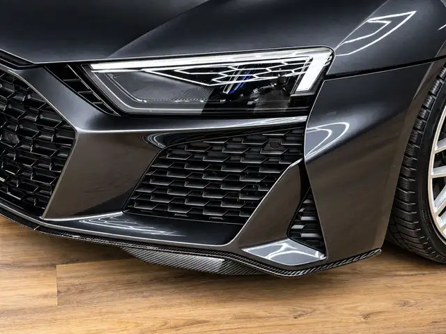 Audi R8 view 7