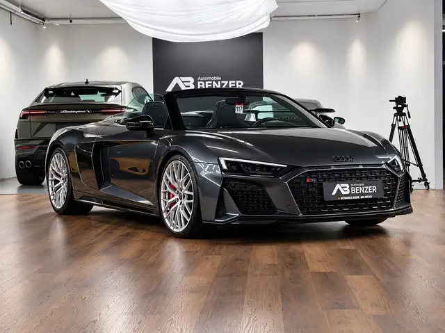 Audi R8 view 4