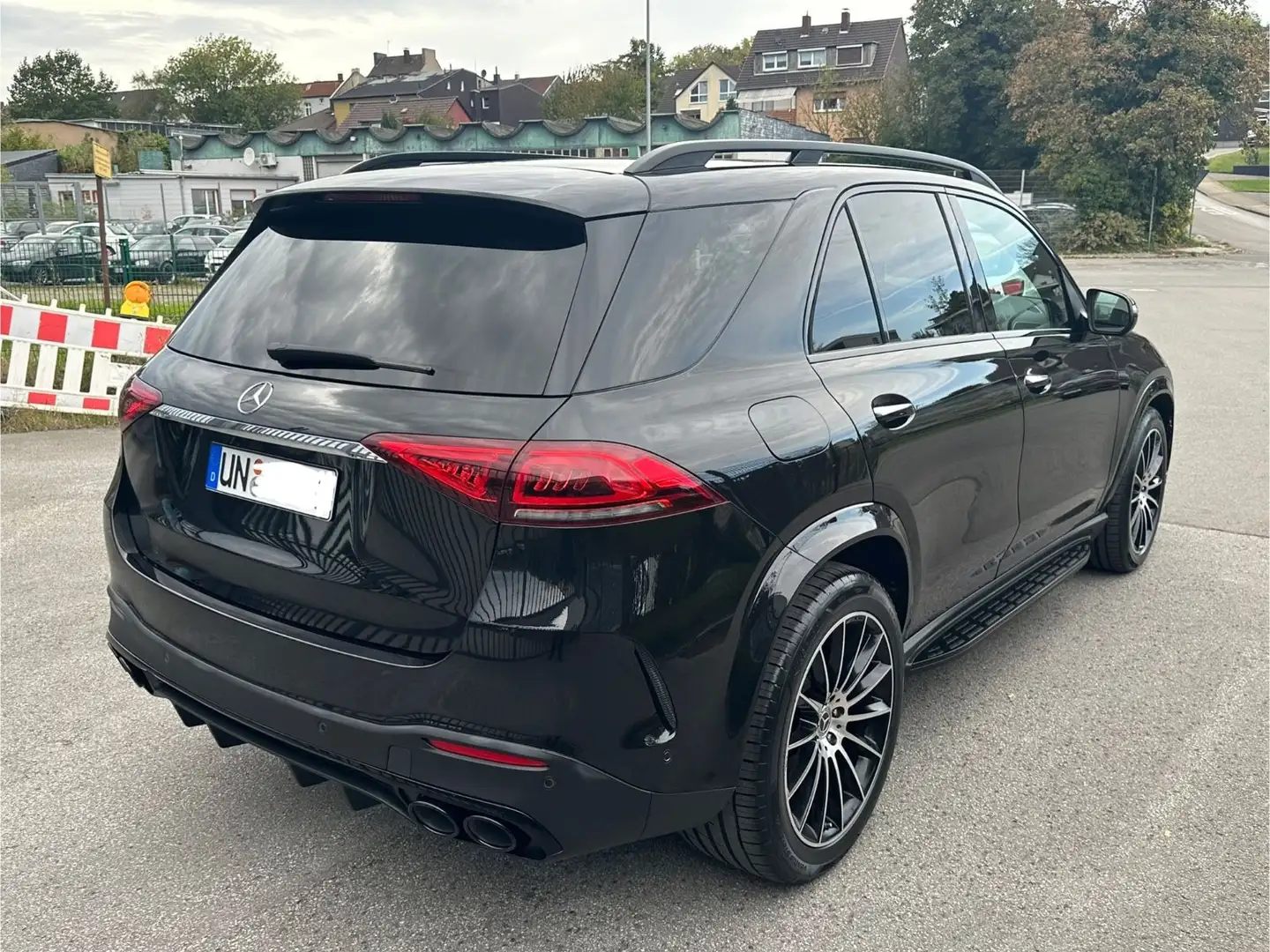 Mercedes-Benz GLE 400 d 4Matic AMG Pano Sitzbel 360 Burm DISTR Schwarz - 2