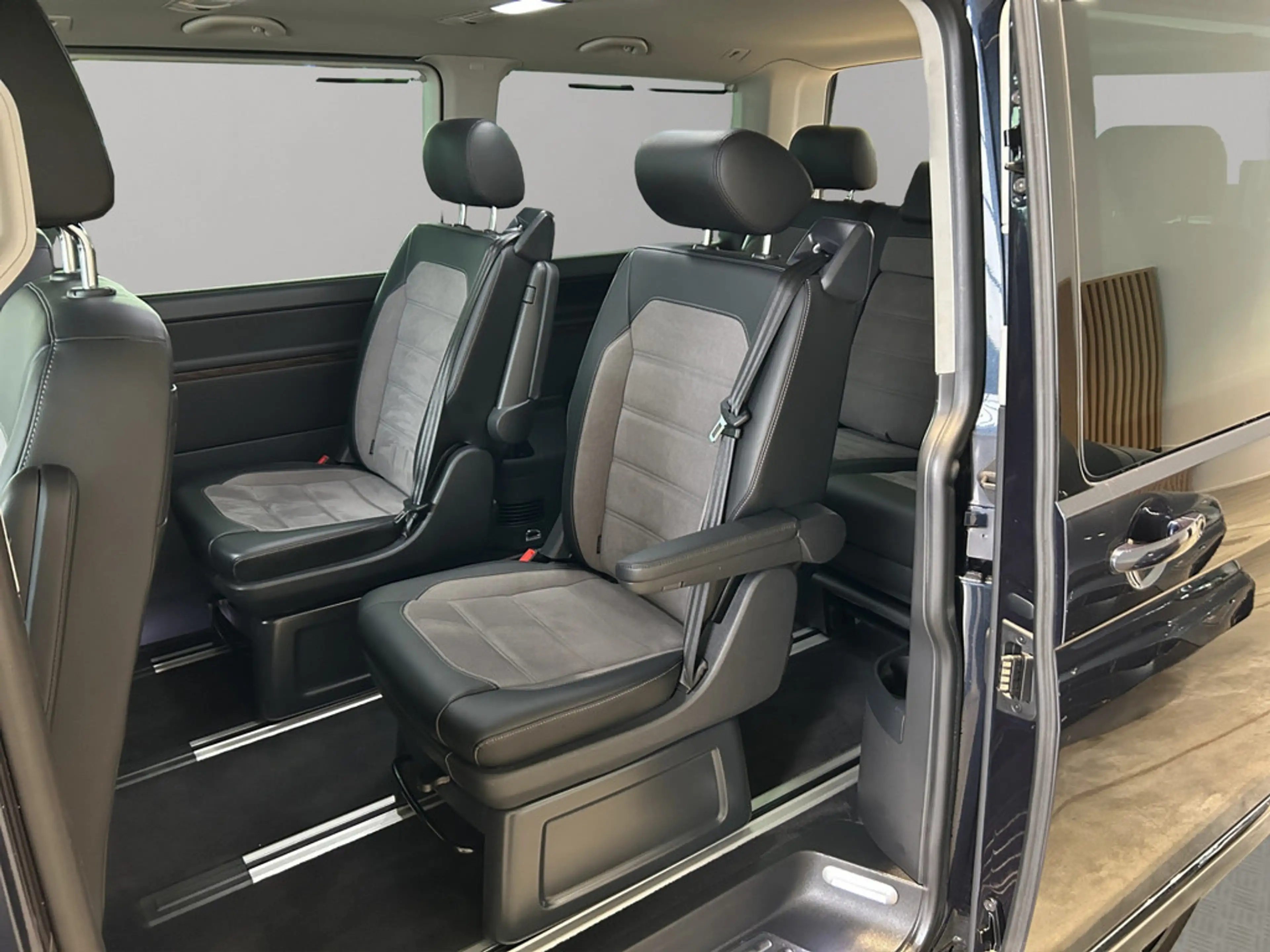 Volkswagen T6.1 Multivan Multivan Highline STANDHZ LED — photo 12