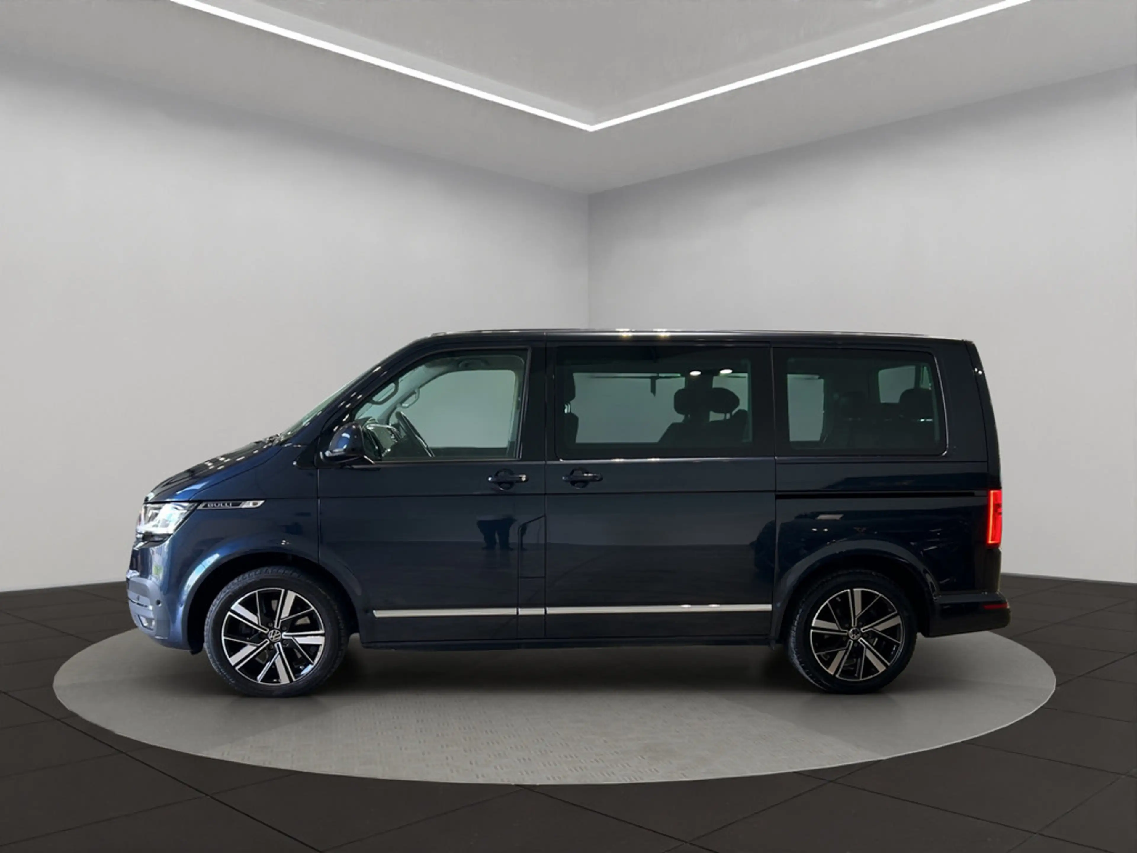 Volkswagen T6.1 Multivan Multivan Highline STANDHZ LED — photo 2
