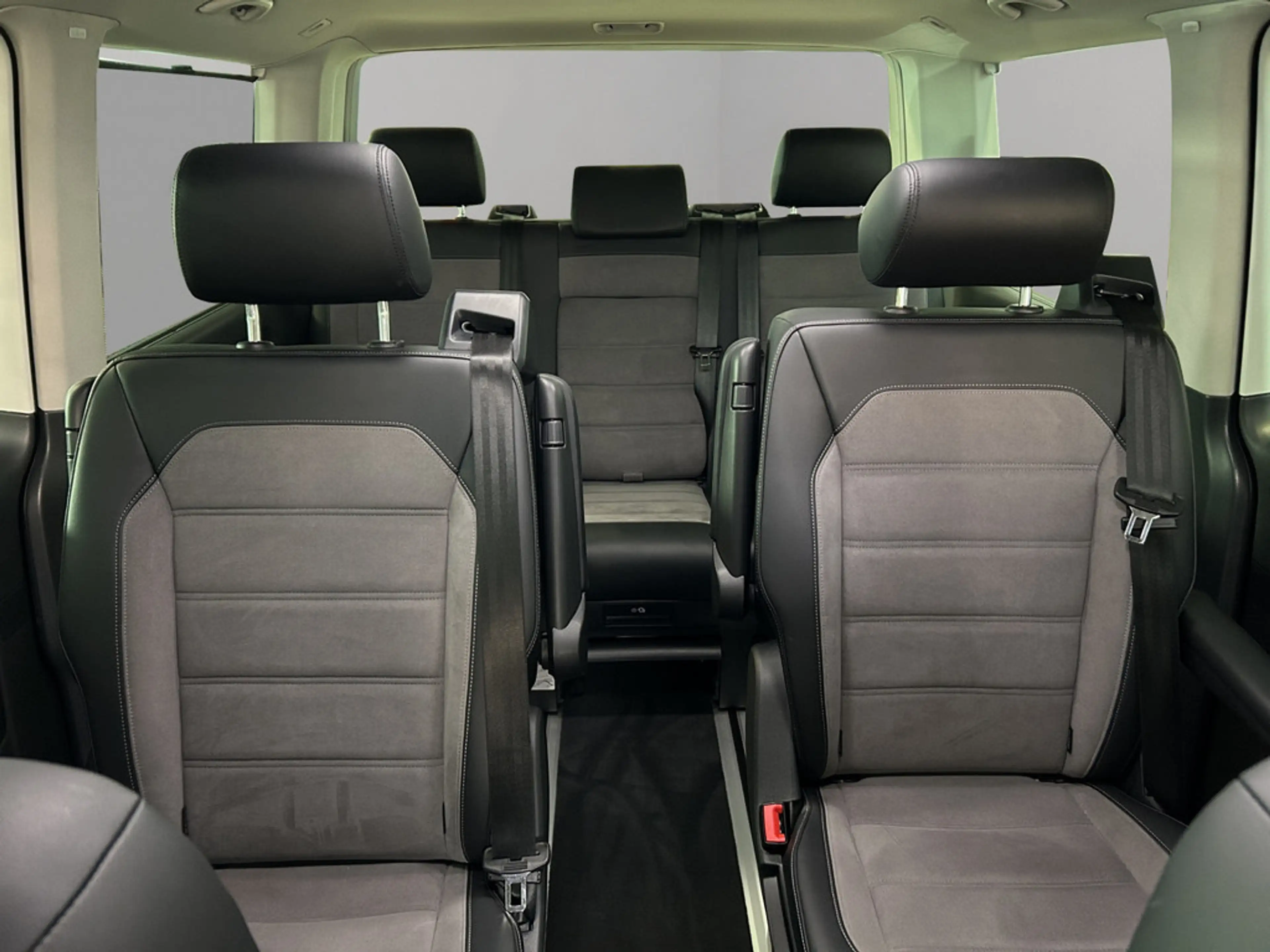 Volkswagen T6.1 Multivan Multivan Highline STANDHZ LED — photo 11