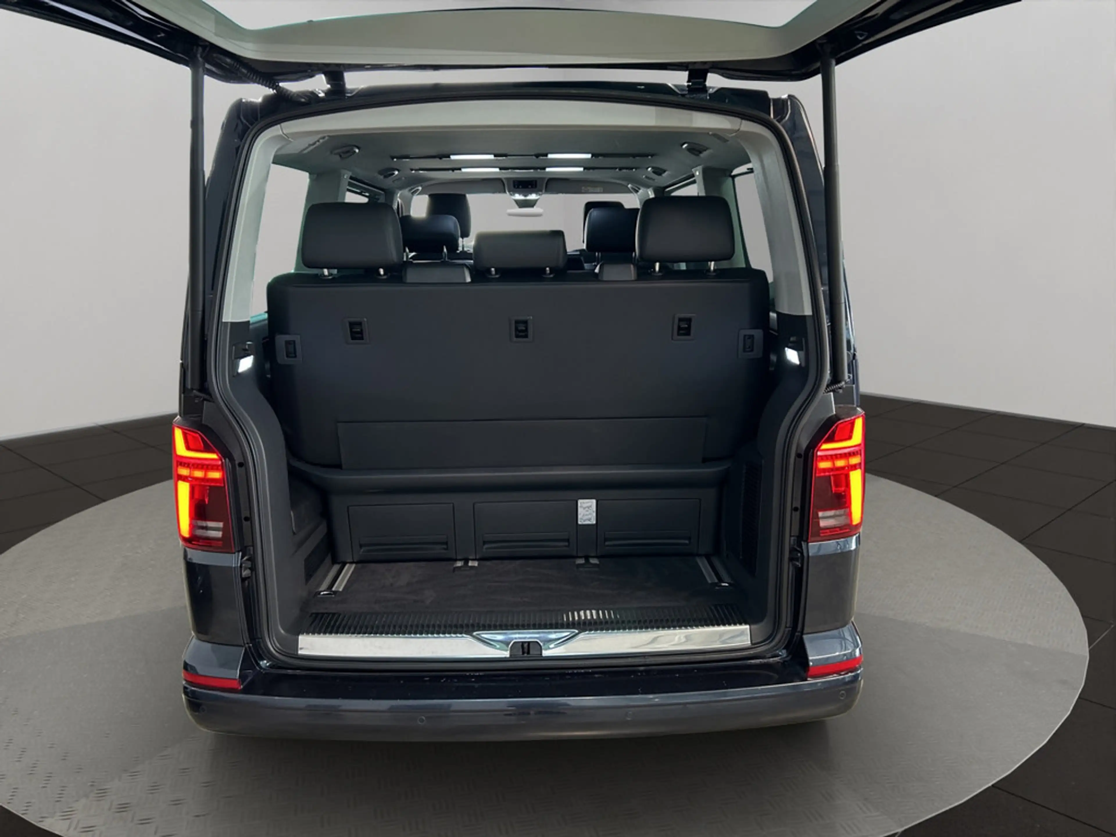 Volkswagen T6.1 Multivan Multivan Highline STANDHZ LED — photo 13