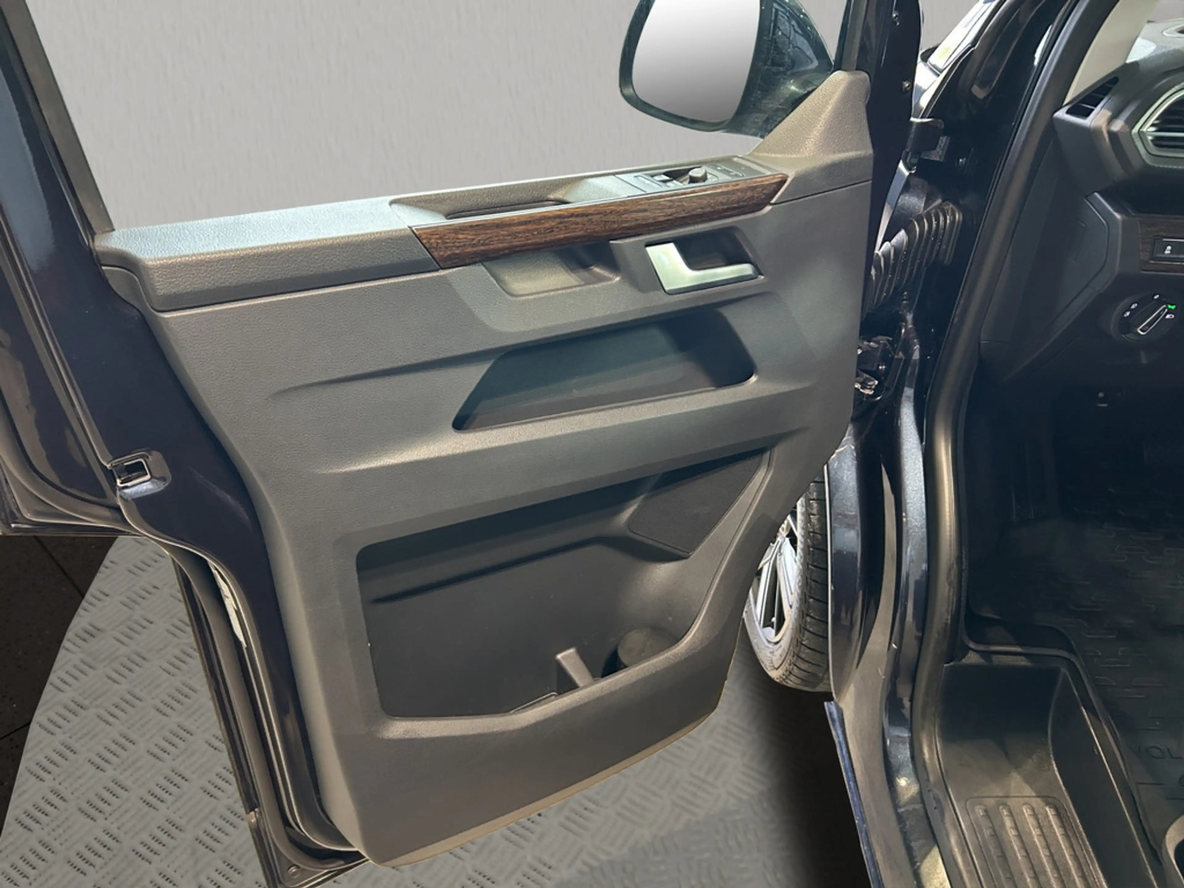 Volkswagen T6.1 Multivan Multivan Highline STANDHZ LED — photo 8