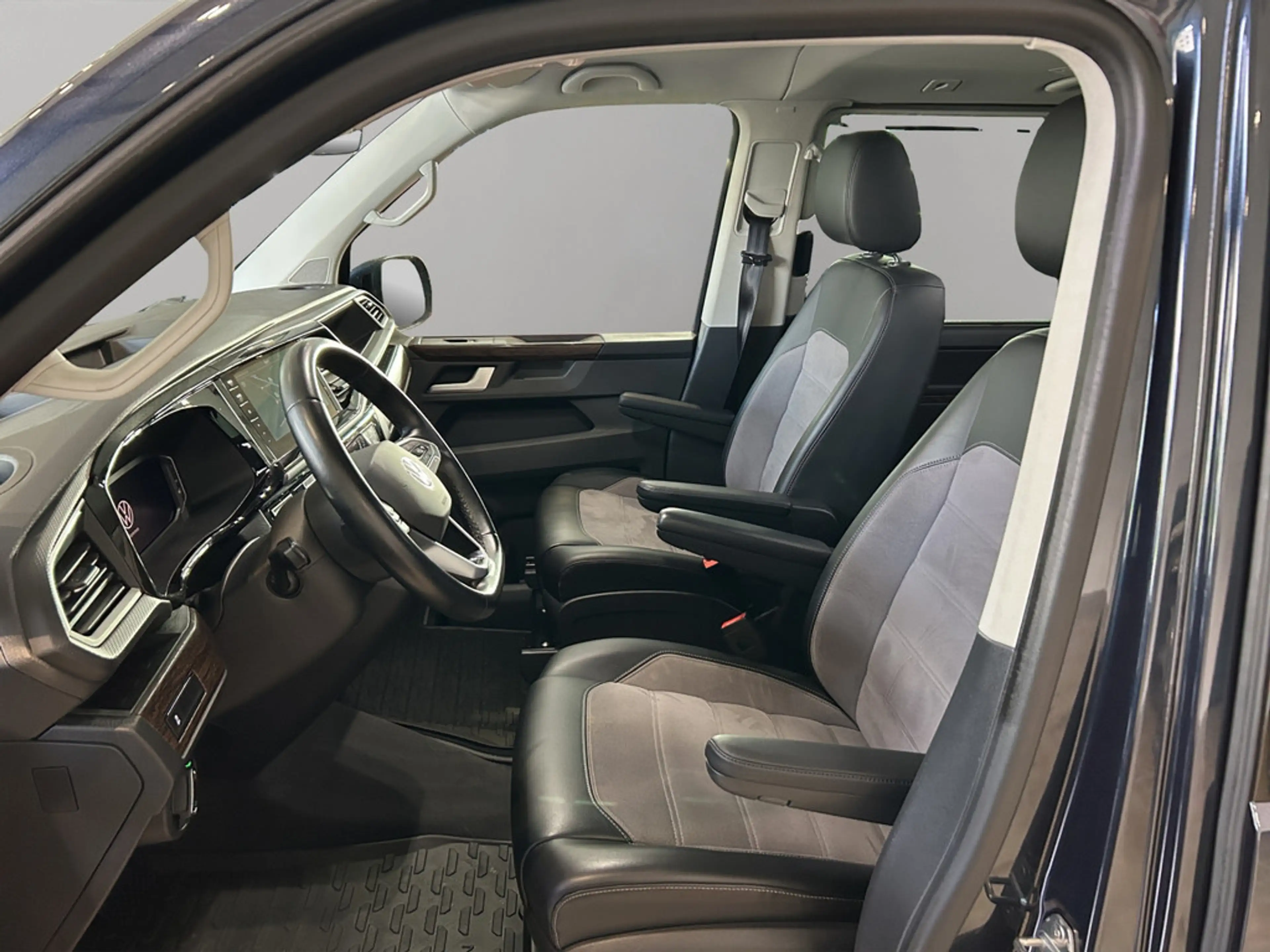 Volkswagen T6.1 Multivan Multivan Highline STANDHZ LED — photo 5
