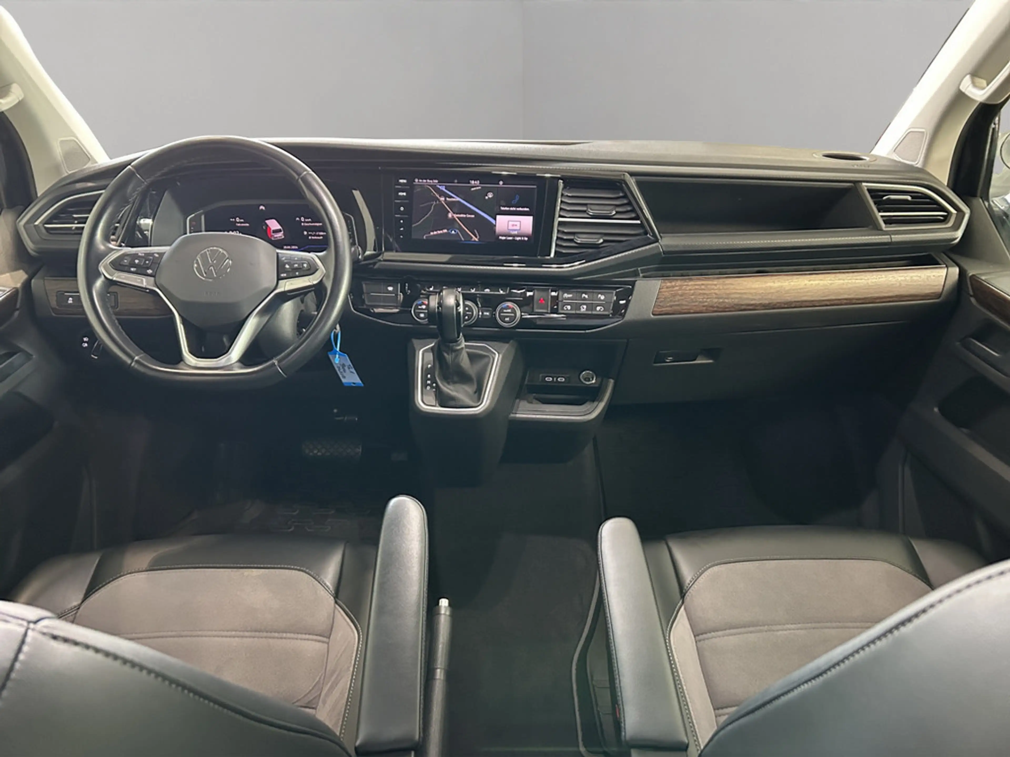 Volkswagen T6.1 Multivan Multivan Highline STANDHZ LED — photo 9
