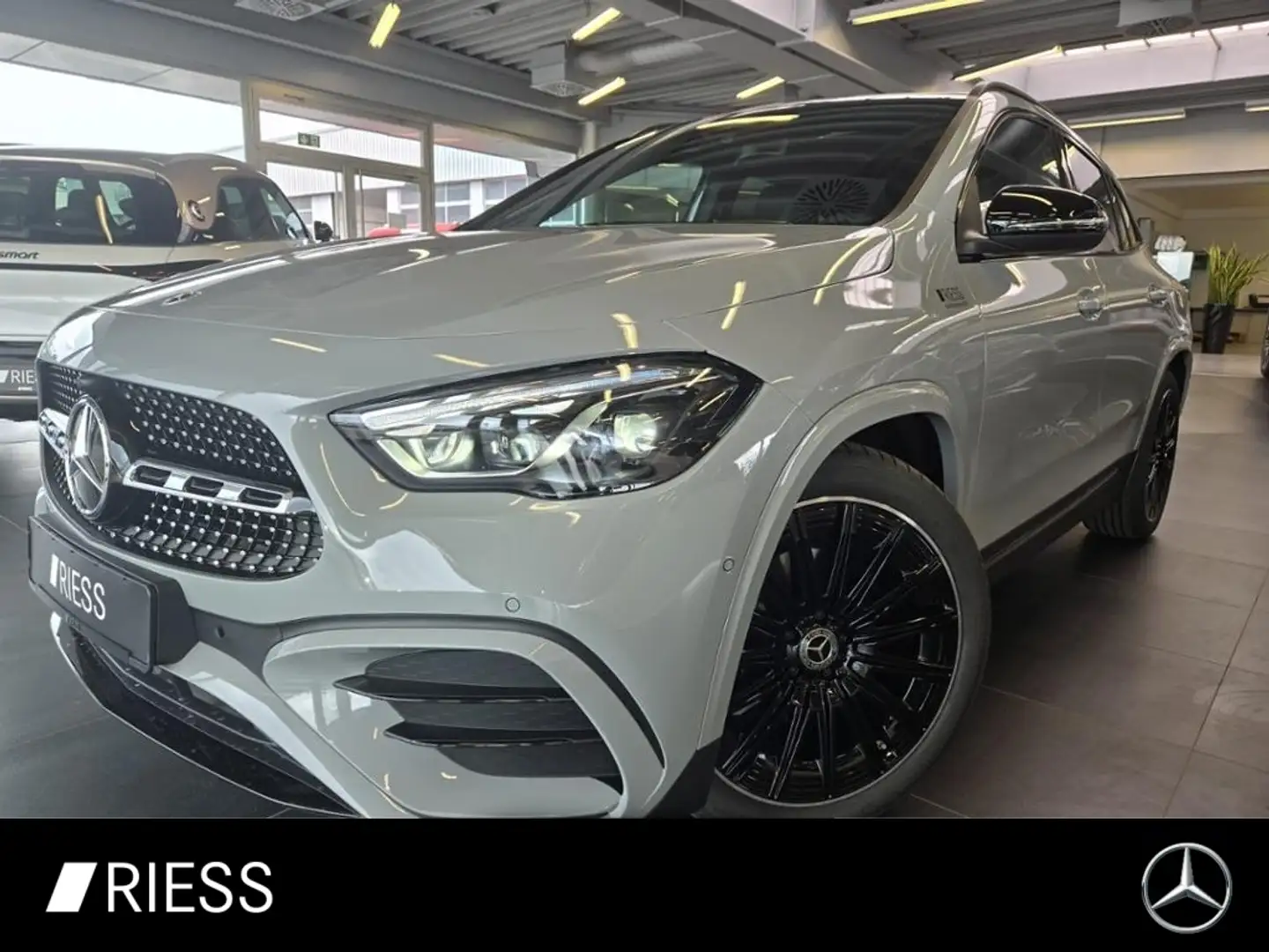 Mercedes-Benz GLA 180 AMG+AHK+PANO+20"+DISTRONIC+MULTIBEAM+ Grau - 1