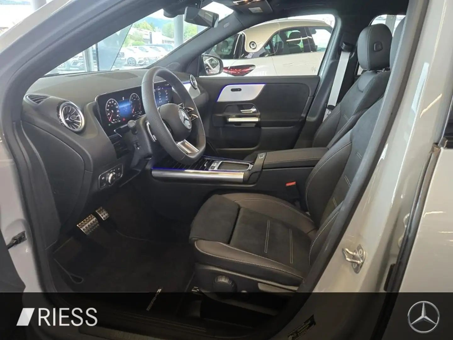 Mercedes-Benz GLA 180 AMG+AHK+PANO+20"+DISTRONIC+MULTIBEAM+ Grau - 2