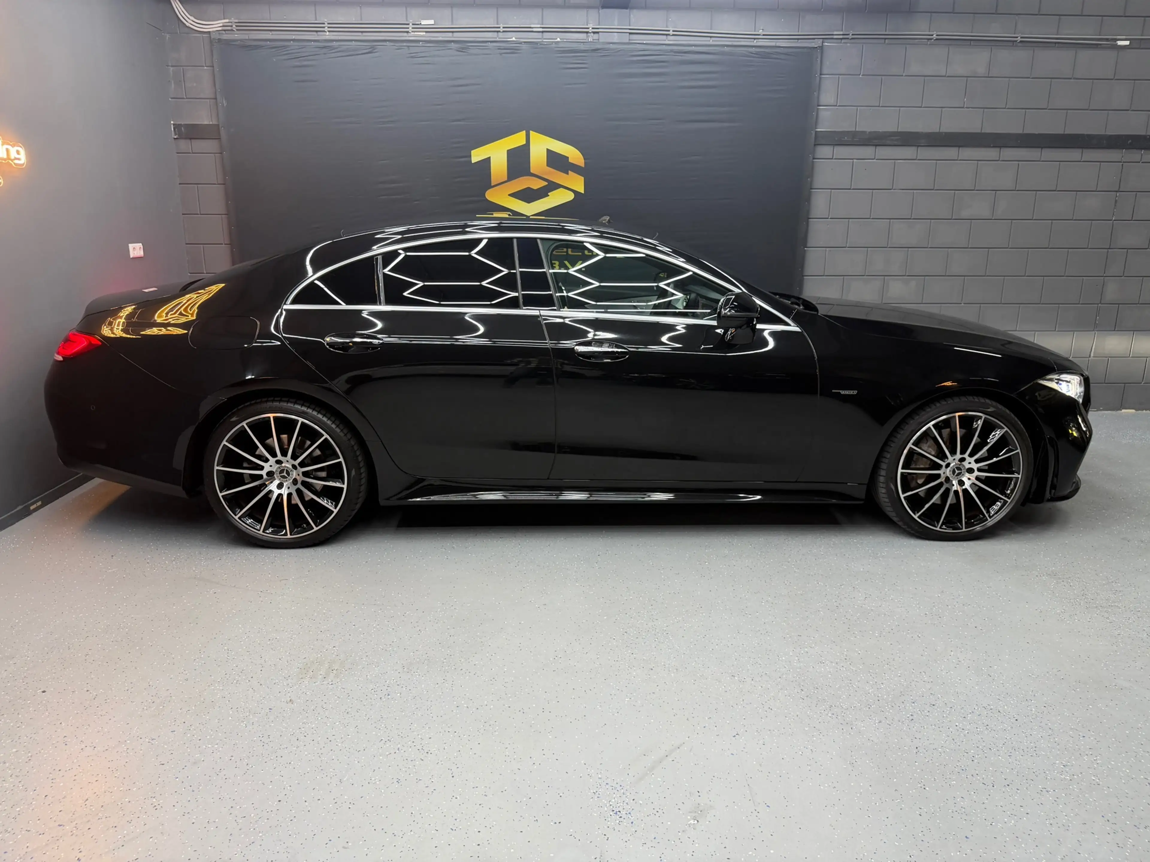 Mercedes-Benz CLS 350 d 4MATIC AMG PANO-HUP-SOFTCLOSE-KEYLESS-360-TREKHA — photo 4