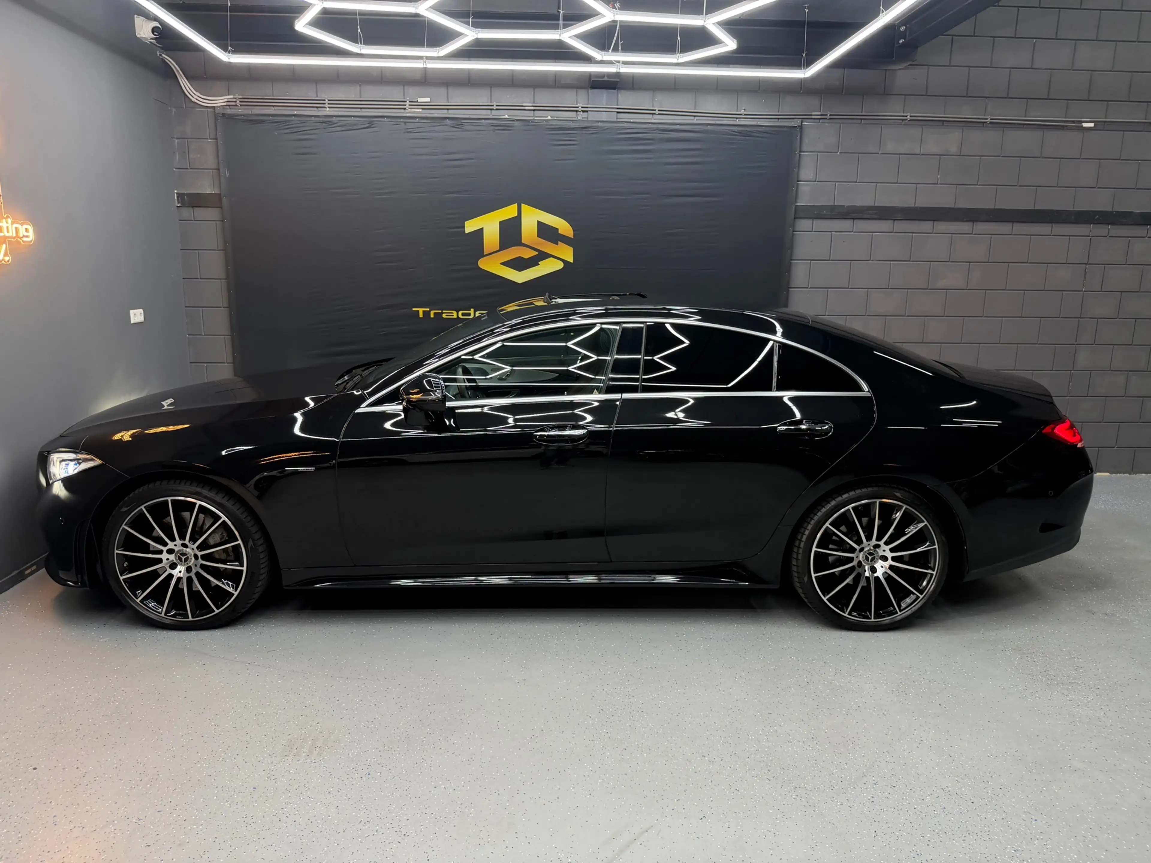 Mercedes-Benz CLS 350 d 4MATIC AMG PANO-HUP-SOFTCLOSE-KEYLESS-360-TREKHA — photo 5