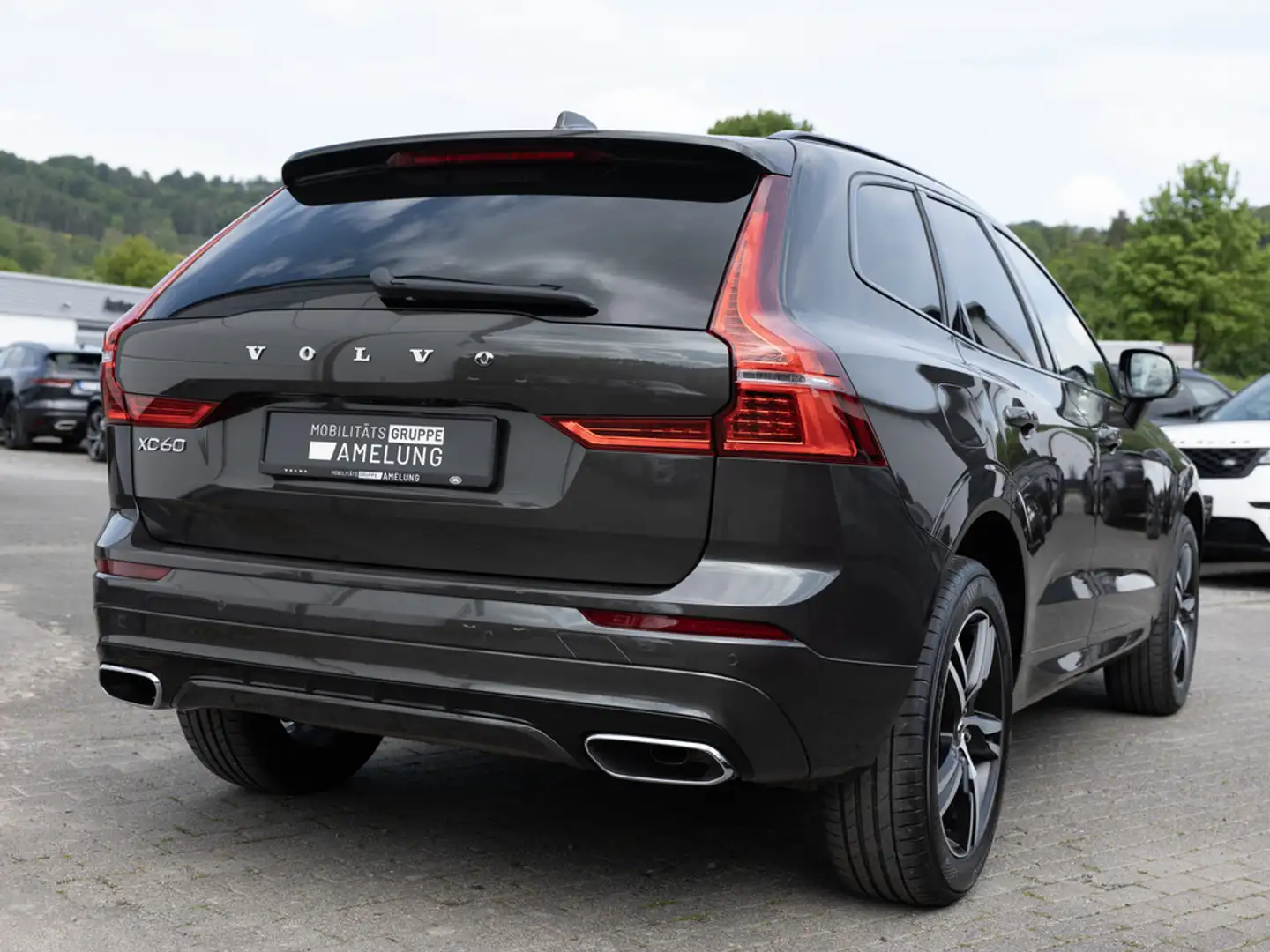 Volvo XC60 B5 R-Design AWD NAVI W-LAN LED AHK PANO Сірий - 2