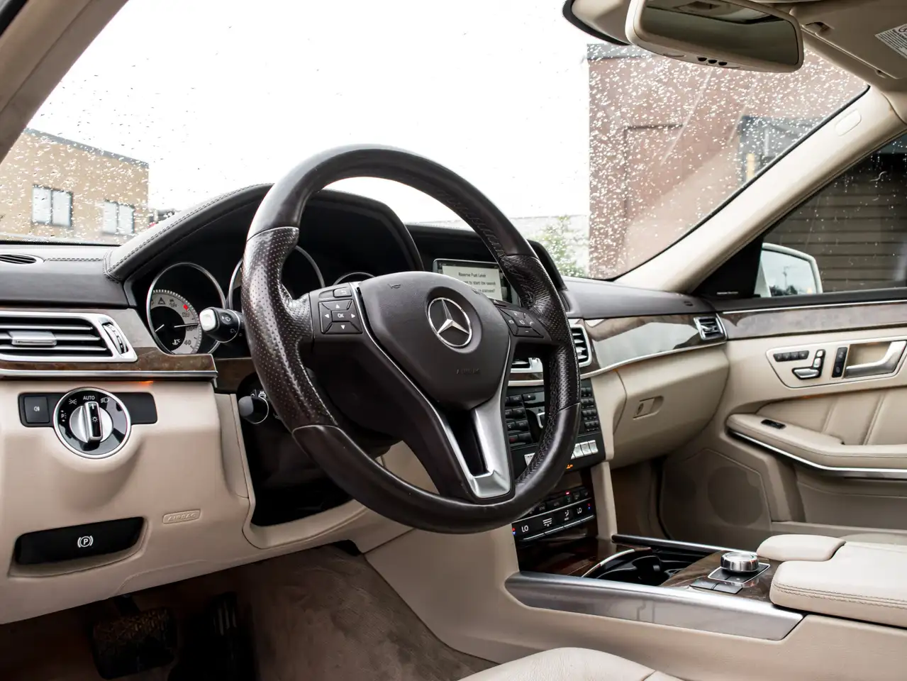 Mercedes-Benz E-Class снимка Mercedes-Benz E-Class