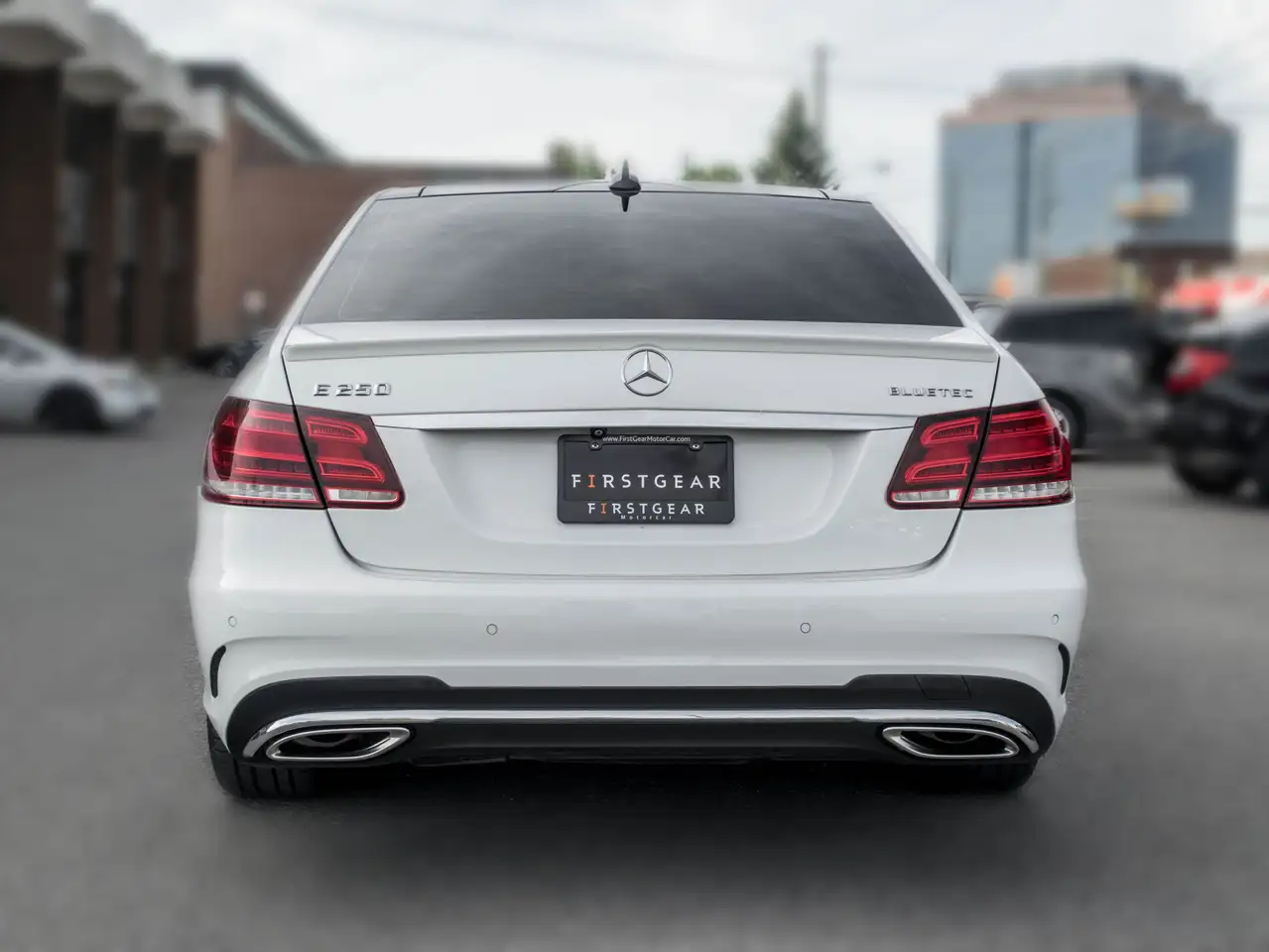 Mercedes-Benz E-Class снимка Mercedes-Benz E-Class
