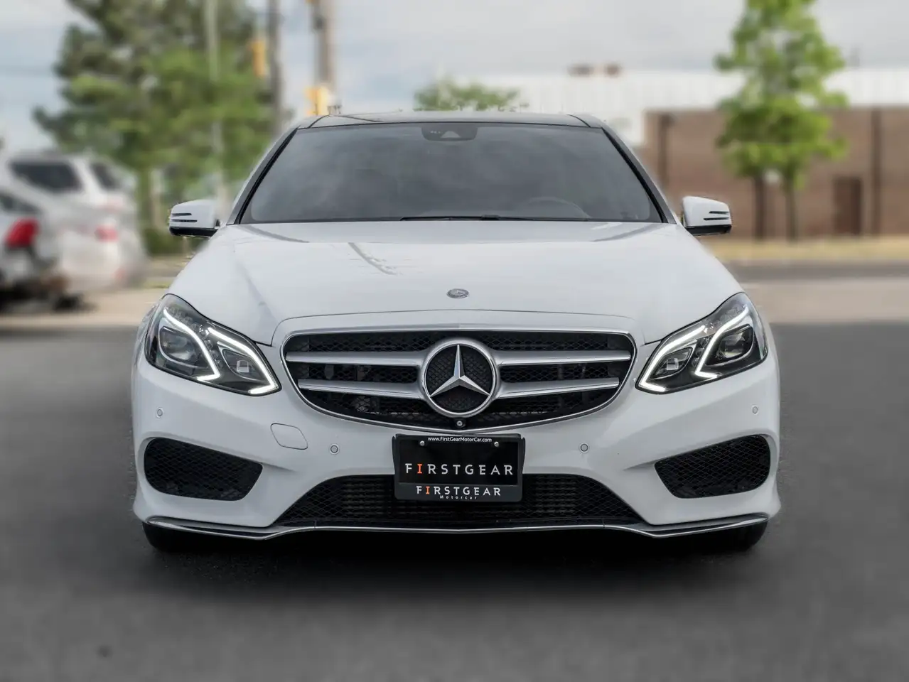 Mercedes-Benz E-Class снимка Mercedes-Benz E-Class