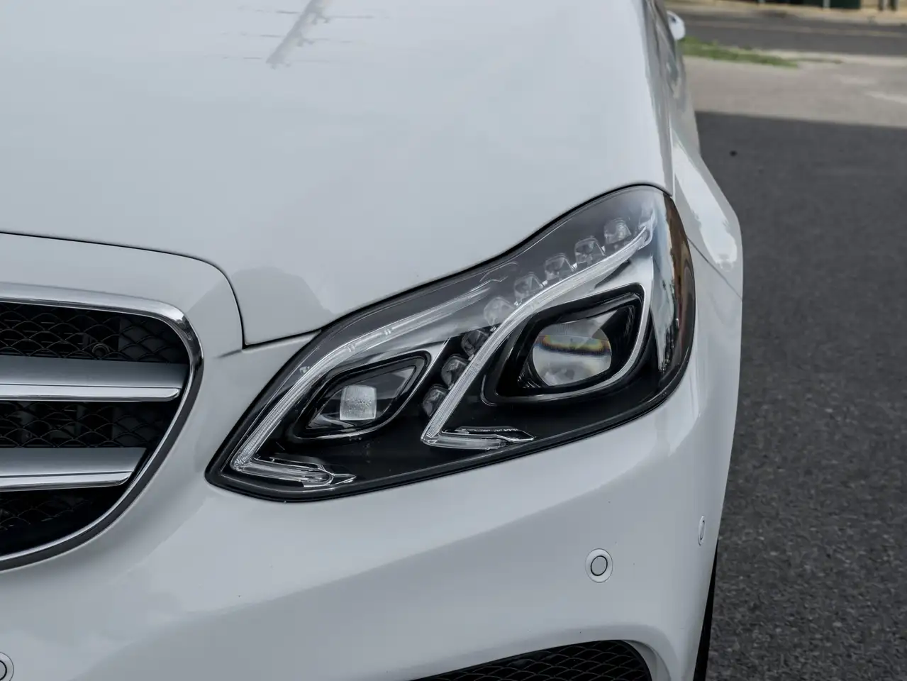 Mercedes-Benz E-Class снимка Mercedes-Benz E-Class