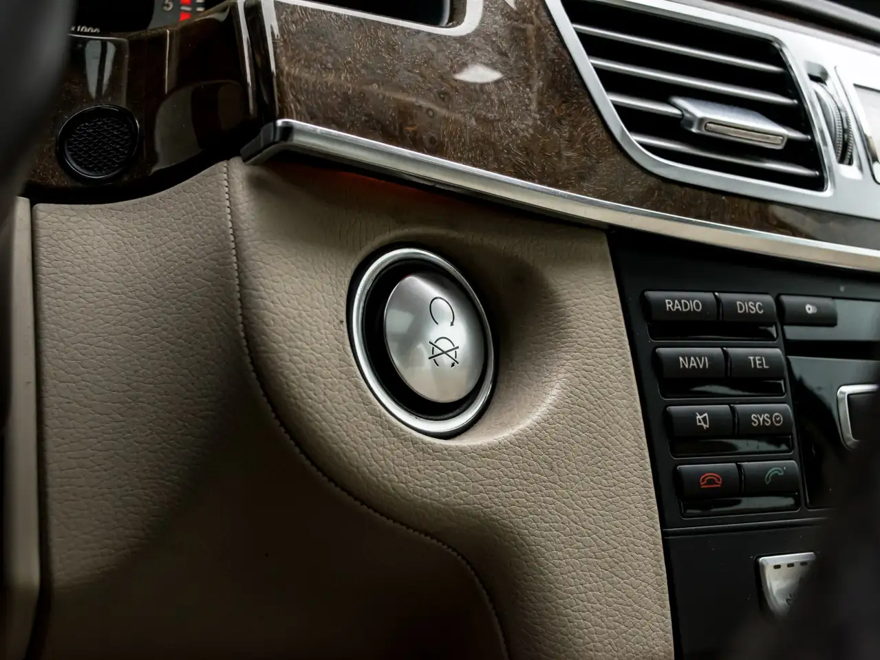 Mercedes-Benz E-Class снимка Mercedes-Benz E-Class