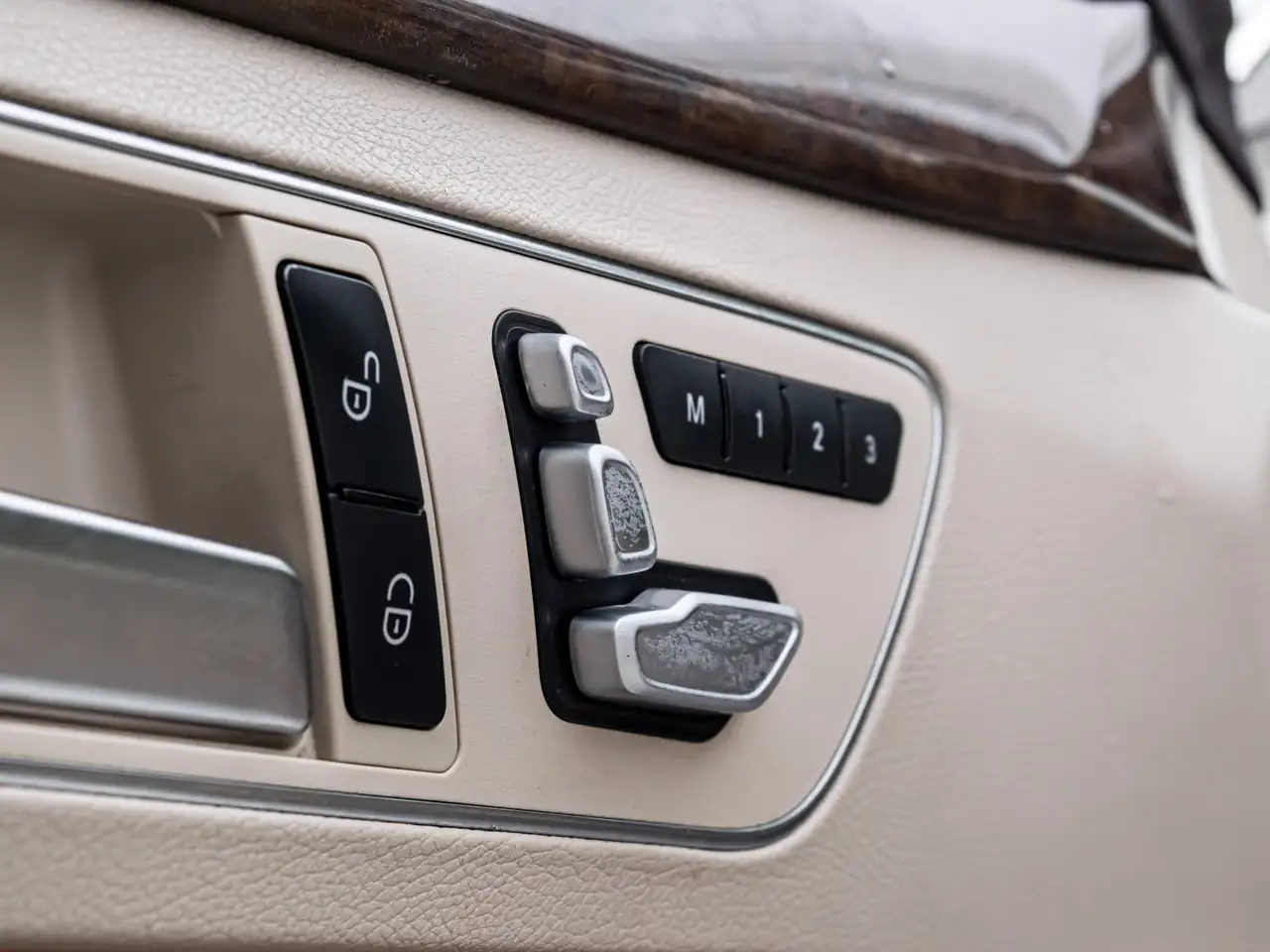 Mercedes-Benz E-Class снимка Mercedes-Benz E-Class