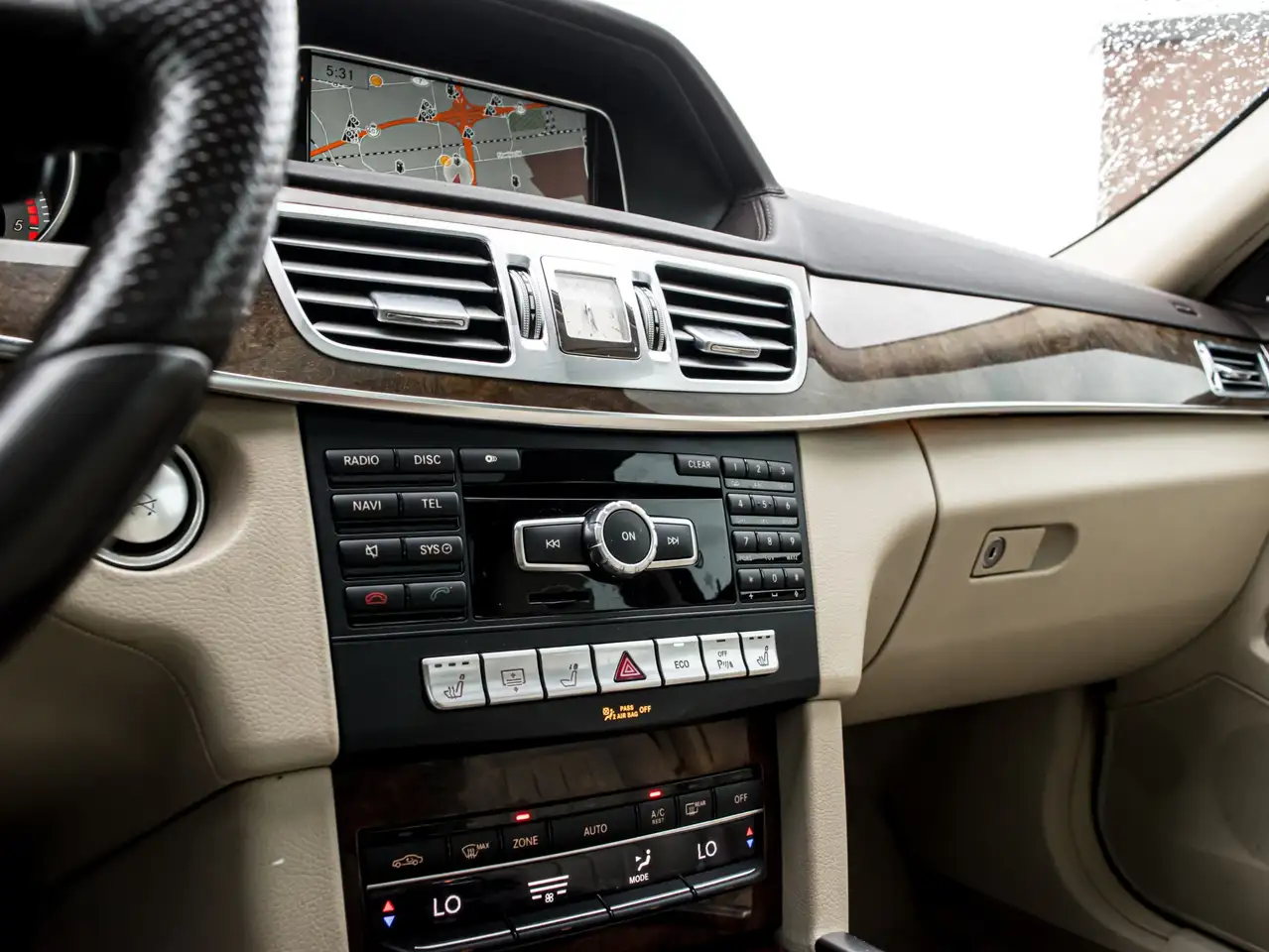 Mercedes-Benz E-Class снимка Mercedes-Benz E-Class