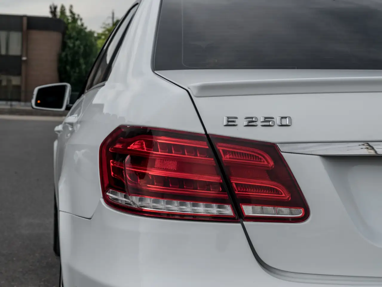 Mercedes-Benz E-Class снимка Mercedes-Benz E-Class