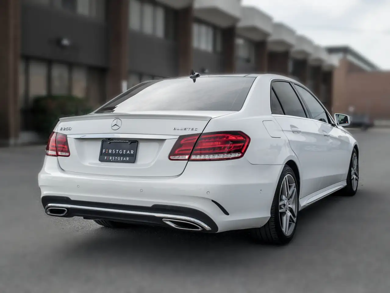 Mercedes-Benz E-Class снимка Mercedes-Benz E-Class