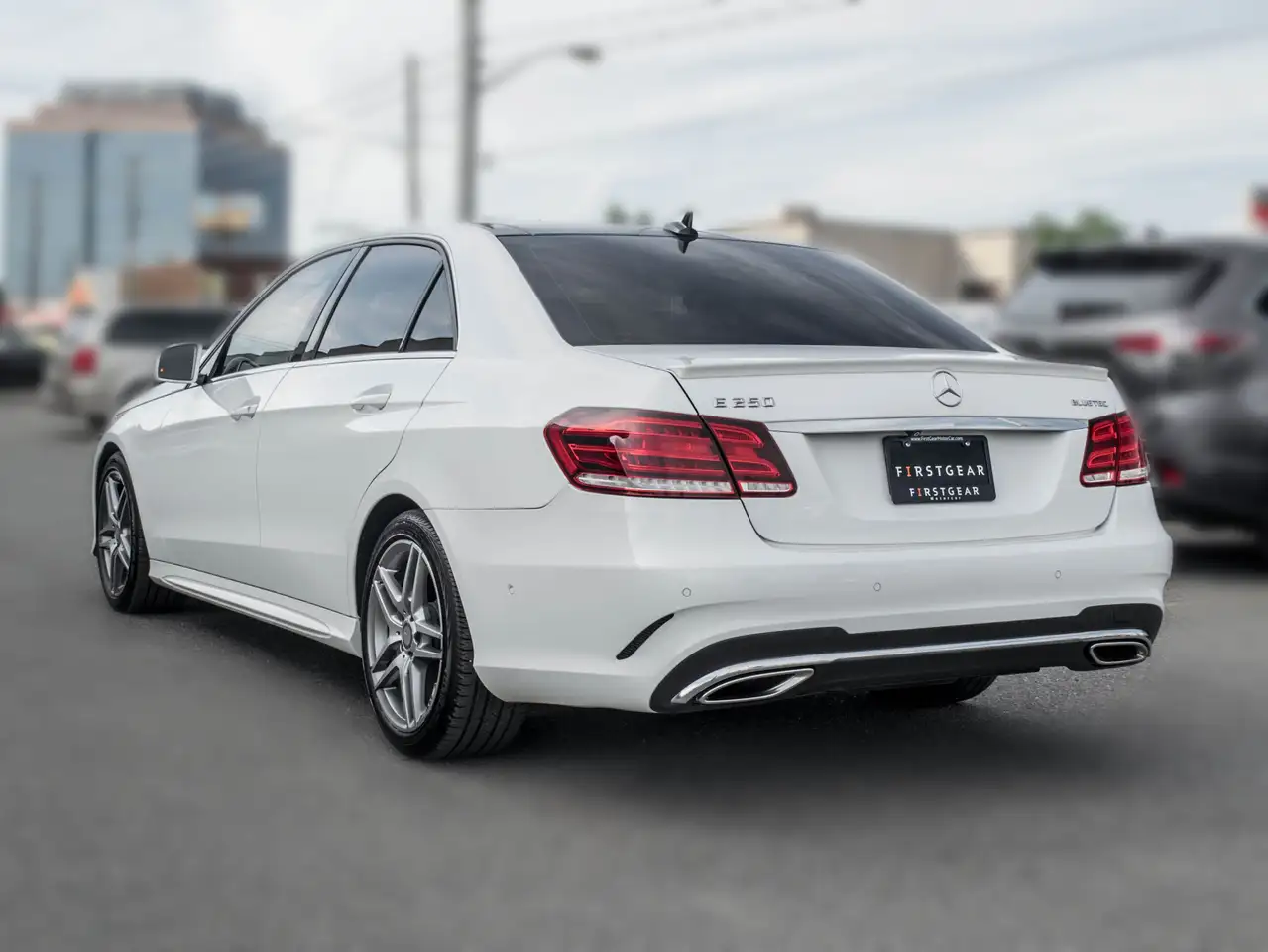 Mercedes-Benz E-Class снимка Mercedes-Benz E-Class