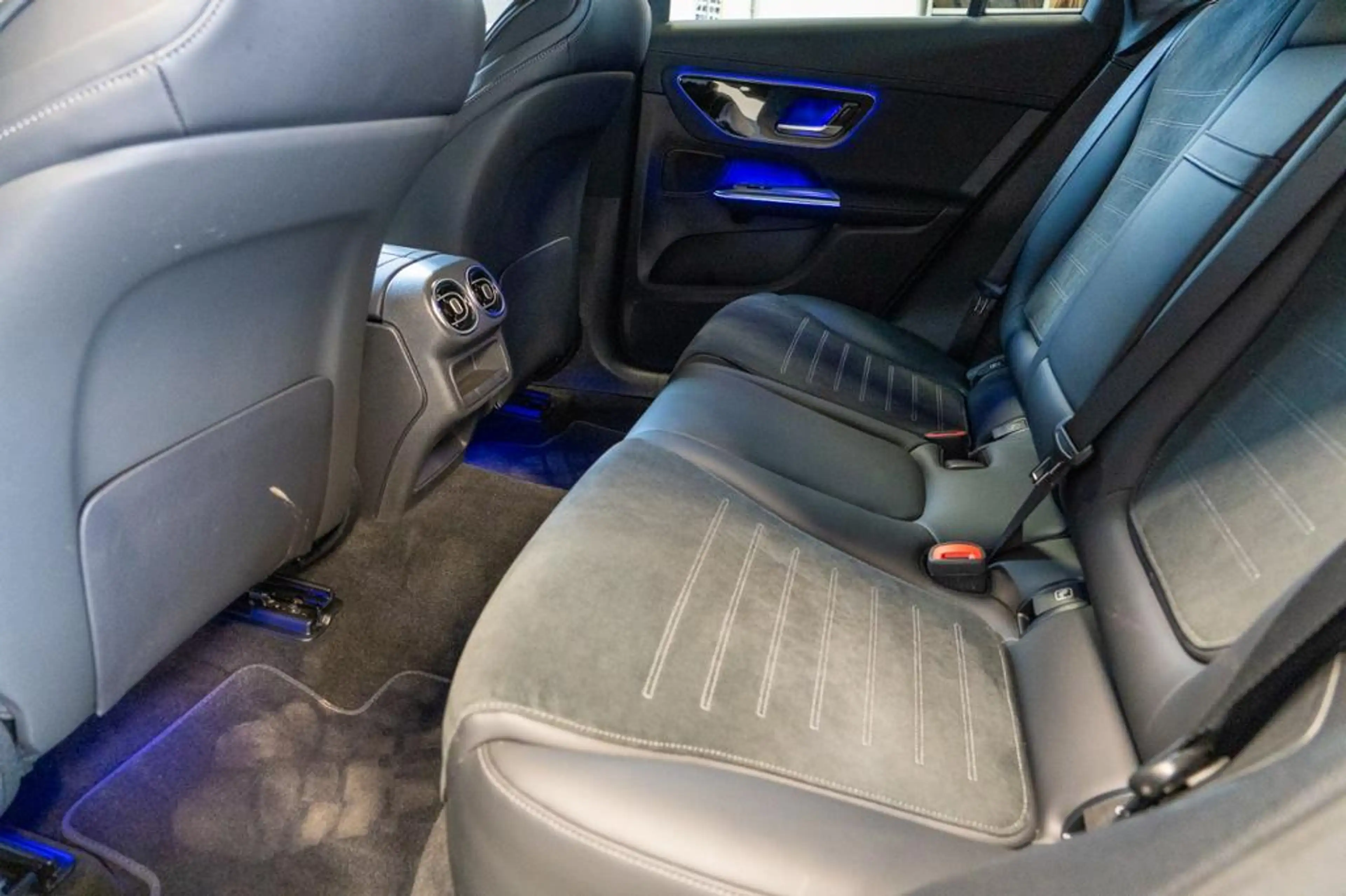 Mercedes-Benz GLC 300 de 4M *AMG Digital AHK Distron 360° Head — photo 13